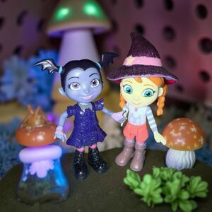 Disney Junior Vampirina & Phoebe Witch Action Figures A21